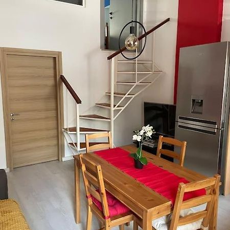 Comfy Apartment With Low Ceiling Attic Aten Exteriör bild