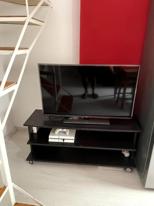Comfy Apartment With Low Ceiling Attic Aten Exteriör bild