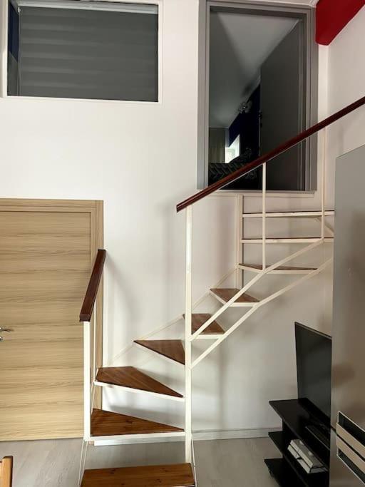 Comfy Apartment With Low Ceiling Attic Aten Exteriör bild