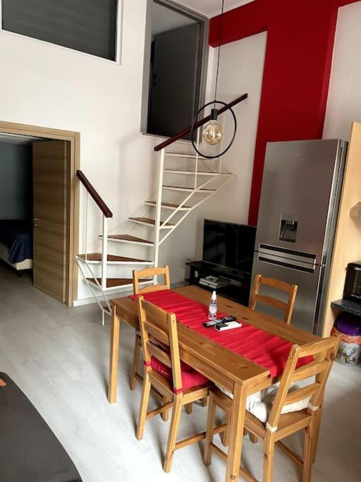 Comfy Apartment With Low Ceiling Attic Aten Exteriör bild