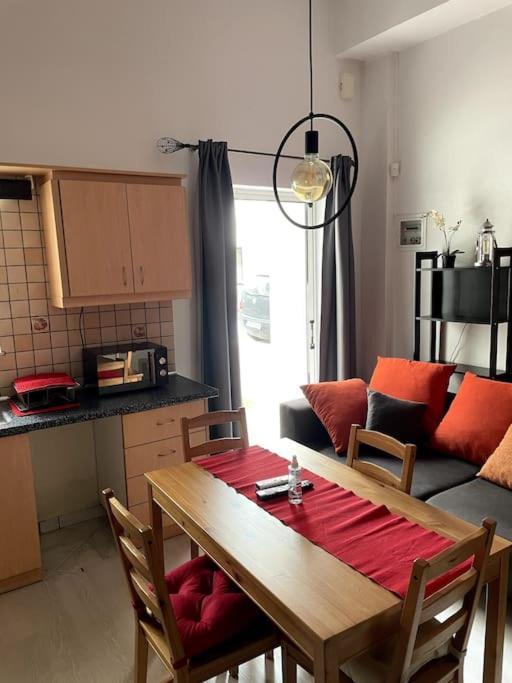 Comfy Apartment With Low Ceiling Attic Aten Exteriör bild