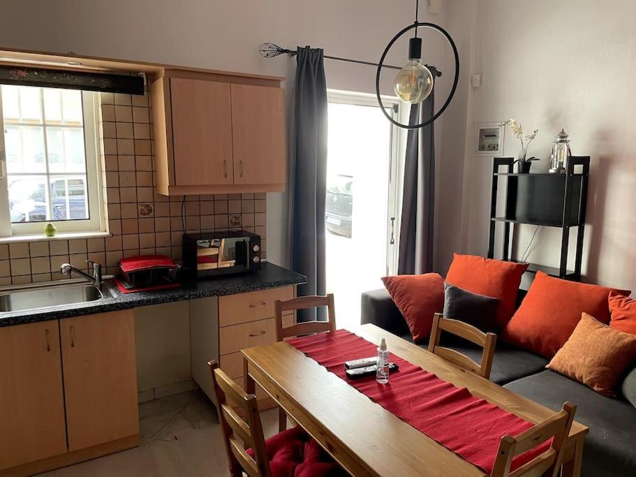 Comfy Apartment With Low Ceiling Attic Aten Exteriör bild