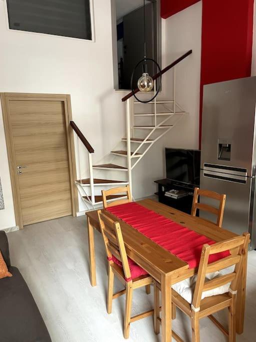 Comfy Apartment With Low Ceiling Attic Aten Exteriör bild