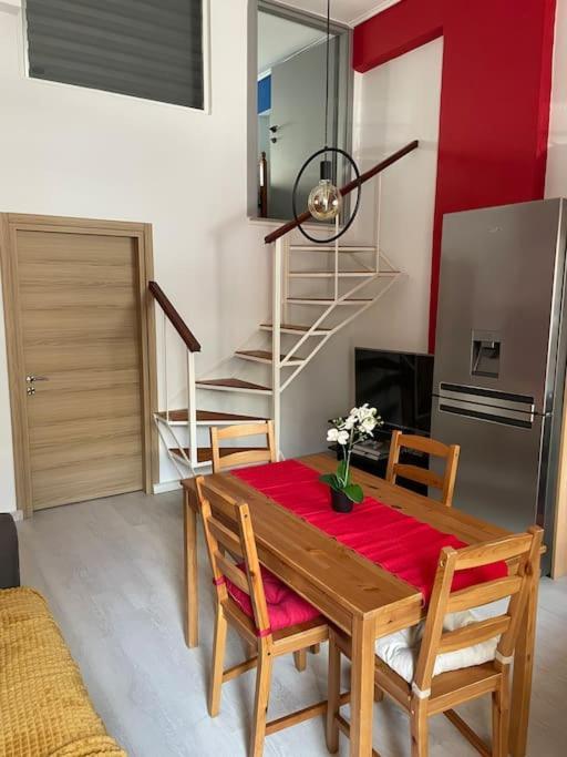 Comfy Apartment With Low Ceiling Attic Aten Exteriör bild